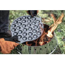 Gusseisenform für Pfannkuchen über Petromax Atago Feuerstelle