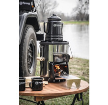 Petromax Holzvergaserkocher mit Kaffeekanne und Emaille Tassen auf einem Holztisch im Freien