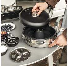 Petromax Backofen mit Deckel, umgeben von Zutaten auf einem Tisch