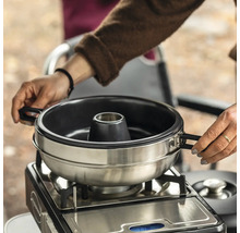 Dampfgarer auf Gaskocher mit Händen