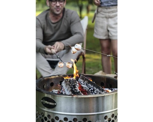 Marshmallows werden über einem Petromax Feuerkorb gegrillt.