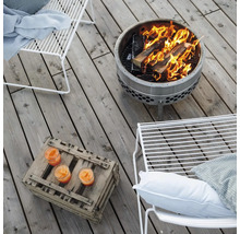 Szene mit Feuerstelle, Getränken und Sitzgelegenheiten auf einer Terrasse