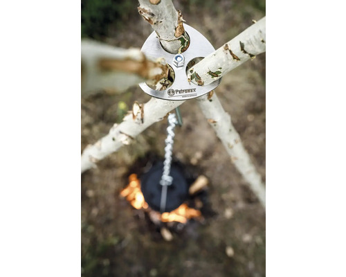Logo Petromax au-dessus d''un trépied avec chaîne au-dessus d''un feu de camp.