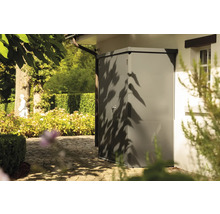 Gartenschrank aus Metall neben einem Gebäude im Freien