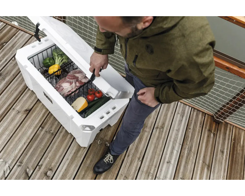 Glacière ouverte avec des aliments et une personne sur une terrasse en bois