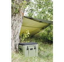 Kühlbox unter einem grünen Tarp im Freien