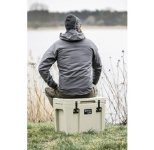 Person sitzt auf einer Petromax Kühlbox kx25 in der Natur