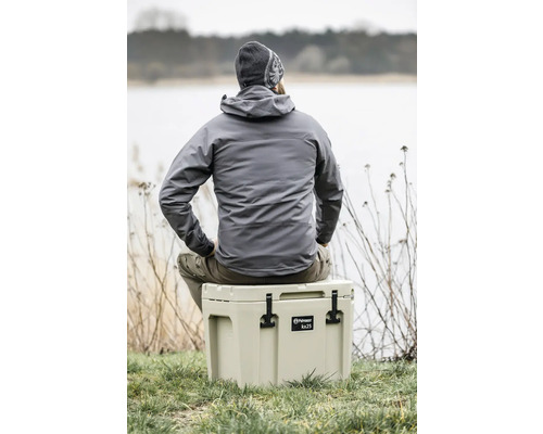 Une personne est assise sur une glacière Petromax kx25 dans la nature