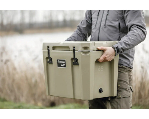 Un homme porte une glacière Petromax KX25