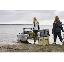 Szene mit zwei Personen, einem Boot und isolierten Kühlboxen in verschiedenen Größen