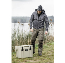 Mann mit Kühlbox im Freien, ideal für Outdoor-Aktivitäten