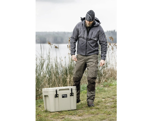 Homme avec une glacière à l''extérieur, idéal pour les activités de plein air