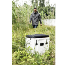 Weisse Kühlbox von Petromax im Outdoor-Einsatz mit Person im Hintergrund.