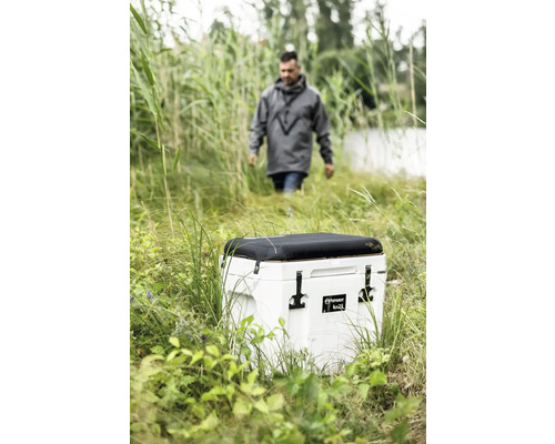 Weisse Kühlbox von Petromax im Outdoor-Einsatz mit Person im Hintergrund.