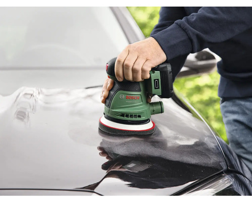 Eine Person poliert mit einer Akku-Poliermaschine von Bosch ein Auto.
