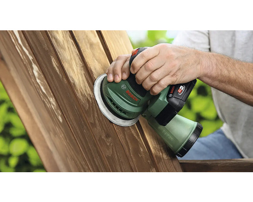 Ponceuse sans fil en utilisation sur du bois