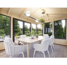 Oasis de jardin lumineuse avec murs en bois, table à manger et chaises en osier sous des lampes décoratives