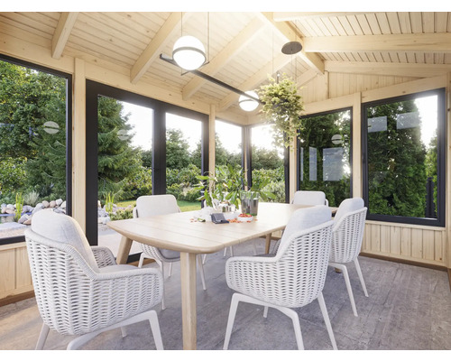 Oasis de jardin lumineuse avec murs en bois, table à manger et chaises en osier sous des lampes décoratives