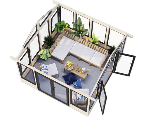 Innenansicht eines hellen und geräumigen Gartenhauses mit Holzmöbeln, Pflanzen und viel Tageslicht