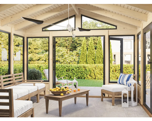 Véranda lumineuse avec mobilier en bois et vue sur le jardin