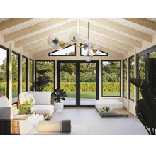 Salon lumineux avec de grandes fenêtres, des meubles blancs et un éclairage moderne pour une ambiance aérée