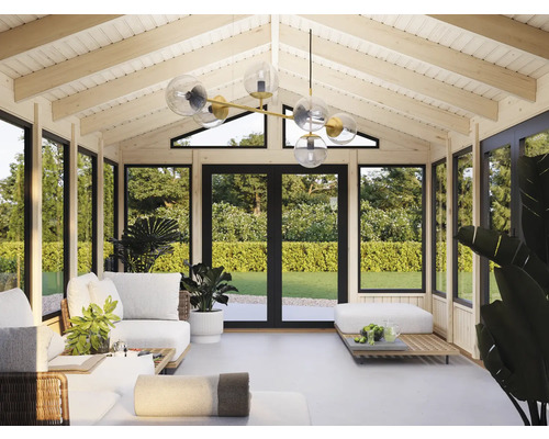 Vue intérieure d''une véranda lumineuse avec des meubles blancs et de grandes fenêtres