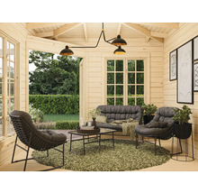 Cabane en bois claire avec coin salon, tapis et éléments décoratifs pour le jardin