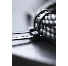 Bündel aus Kabeln mit schwarzen Kabelbindern