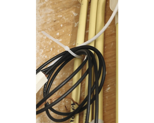 Gebündelte Elektrokabel und Rohre mit Kabelbinder