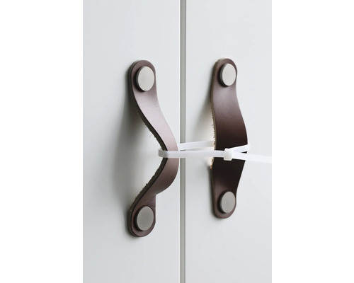 Zwei Schranktüren mit Ledergriffen und Kabelbinder