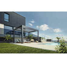 Moderne Terrasse mit Aluminium-Pergola, Liegestühlen und Swimmingpool