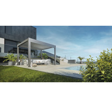 Szene mit einer Pergola aus Metall, Sitzmöbeln, Pool und Pflanzen