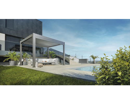 Pergola Biohort 4x3 inkl. beweglichen, isolierten Lamellendach für geringere Geräuschentwicklung und Wärmeabstrahlung 404,5 x 312 cm quarzgrau-metallic/silber Szene mit einer Pergola aus Metall, Sitzmöbeln, Pool und Pflanzen