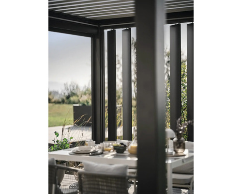 Coin repas sous une pergola moderne avec des lamelles réglables pour l''ombre