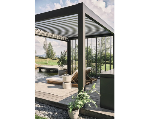 Pergola moderne avec lames réglables et mobilier de jardin sur une terrasse en bois