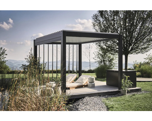 Pergola de terrasse avec chaises longues sur une plateforme en bois dans le jardin.