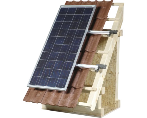 Solarpanel auf einem Dach mit Ziegeln und einer Holzkonstruktion