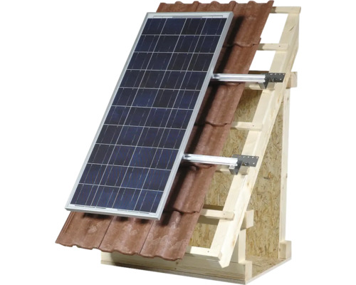 Solarpanel auf Ziegeldach mit Holzkonstruktion