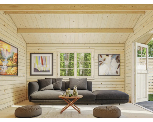 Vue intérieure d''une maison en bois claire avec fenêtre, canapé, table et décoration