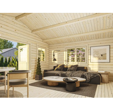 Cabane en bois clair avec salon, canapé, table et décoration