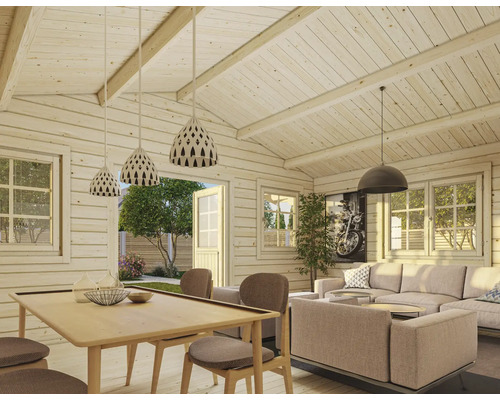 Intérieur lumineux d''une maison en bois avec coin salon et coin repas