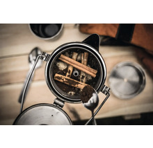 Kaffeepresse mit Kaffeepulver und Zimtstangen
