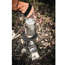 Petromax Kaffeekanne auf einem Holzvergaserkocher mit Holz befeuert