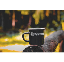Petromax Emaille Tasse auf Holzstamm