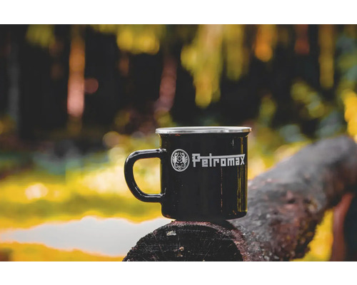 Tasse émaillée Petromax sur une bûche