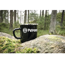 Schwarze Petromax Emaille Tasse auf einem Stein im Wald