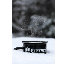 Petromax Logo Emaille Tasse mit heißem Getränk im Schnee