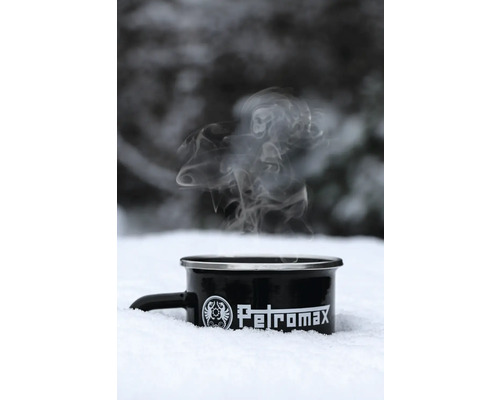 Tasse en émail Logo Petromax avec boisson chaude dans la neige