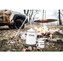 Szene mit weißem Petromax Perkomax Kaffeebereiter, Tasse, Lagerfeuer und Auto im Hintergrund