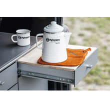 Petromax Perkomax Kaffeebereiter aus Stahlemaille mit Petromax Tasse auf einem Auszug